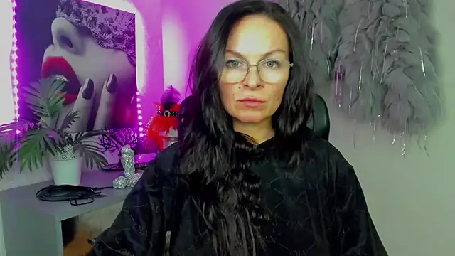 HelenLuxx online show from 4, 2, 2026