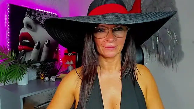 HelenLuxx online show from 24, 7, 2026
