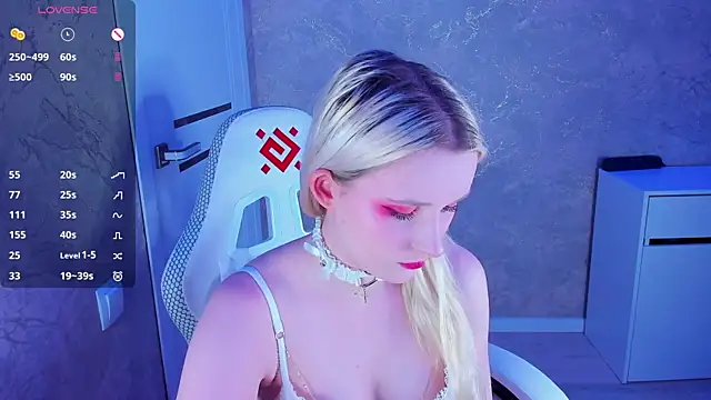 Snapshot of SweeteRose_Royce chatting on 18, 3, 2025 SweeteRose Royce online show from 18, 3, 2025