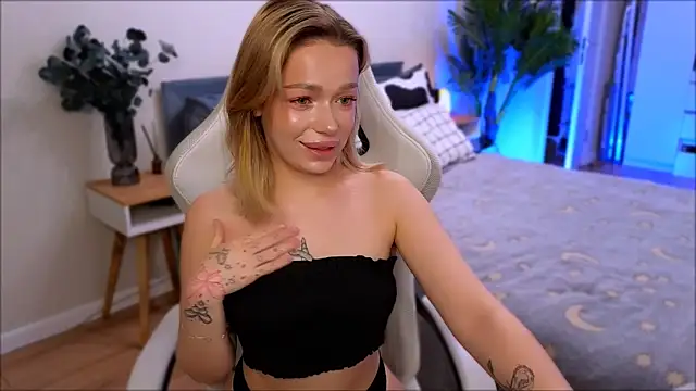 Snapshot of Lily_Yin chatting on 15, 12, 2025 Lily Yin online show from 15, 12, 2025