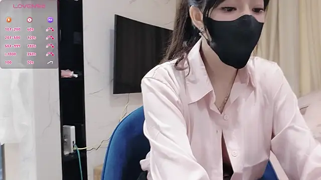 TuyetNhi2k6 online show from 17, 1, 2025