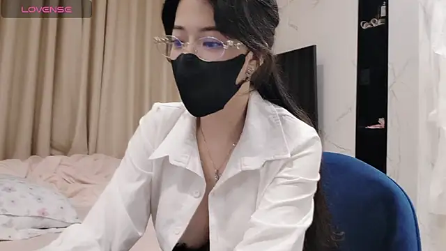 TuyetNhi2k6 online show from 24, 1, 2025