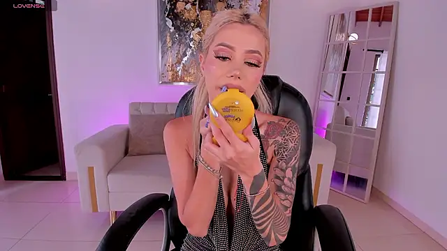 HannaConnor  online show from 28, 3, 2026