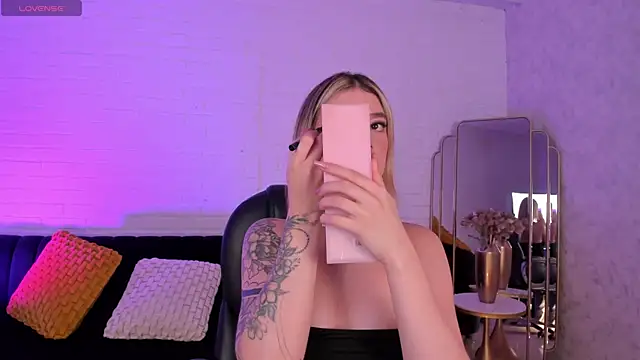 ViolettHansson online show from 1, 12, 2025