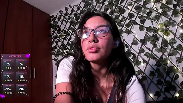 Snapshot of CoralineSanchez chatting on 1, 3, 2025 CoralineSanchez online show from 1, 3, 2025