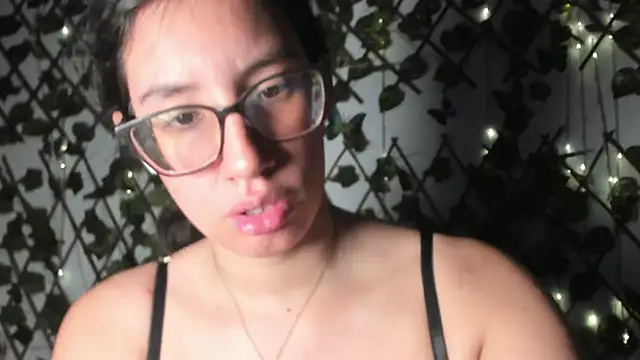 Snapshot of CoralineSanchez chatting on 17, 10, 2025 CoralineSanchez online show from 17, 10, 2025