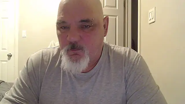 Newfiesausage1972 online show from 11, 2, 2025