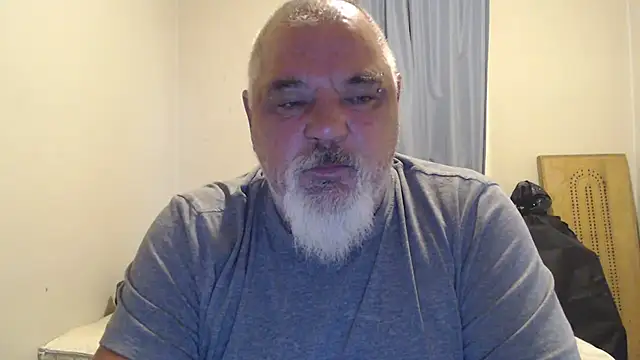 Newfiesausage1972 online show from 4, 10, 2025