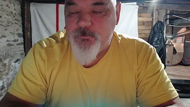 Newfiesausage1972 online show from 25, 11, 2025