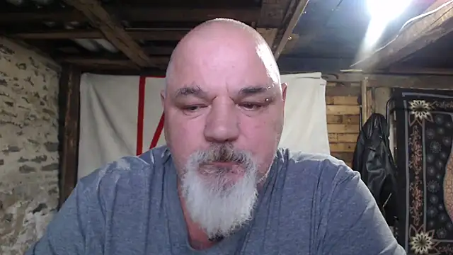 Newfiesausage1972 online show from 29, 11, 2025