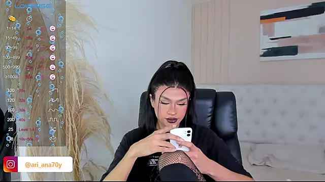 Snapshot of LOISE-XX chatting on 10, 9, 2025 LOISE-XX online show from 10, 9, 2025