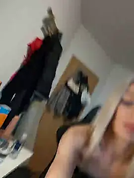 Snapshot of Liana_Lou chatting on 4, 1, 2025 Liana Lou online show from 4, 1, 2025