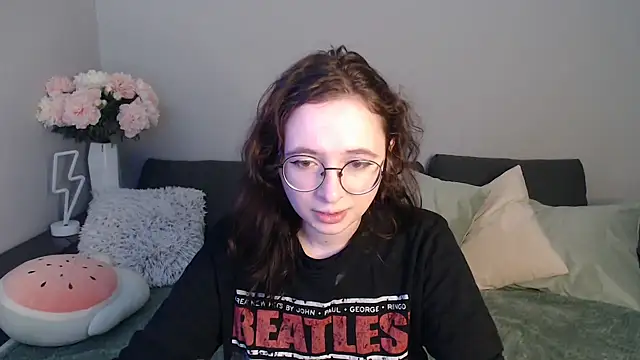 Snapshot of Mini_Diva chatting on 2, 2, 2025 Mini Diva online show from 2, 2, 2025