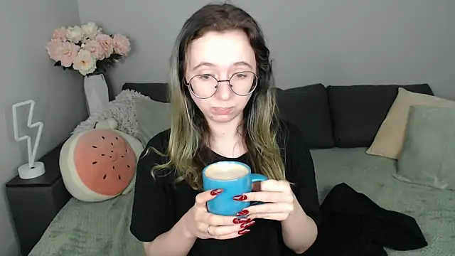 Snapshot of Mini_Diva chatting on 10, 9, 2025 Mini Diva online show from 10, 9, 2025