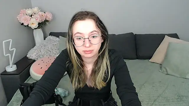 Snapshot of Mini_Diva chatting on 15, 9, 2025 Mini Diva online show from 15, 9, 2025