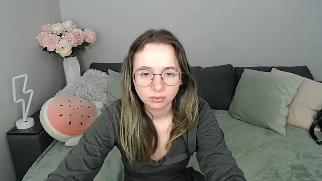 Snapshot of Mini_Diva chatting on 17, 9, 2025 Mini Diva online show from 17, 9, 2025