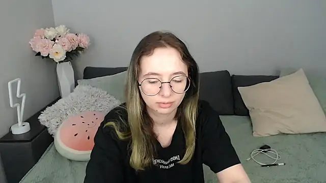 Snapshot of Mini_Diva chatting on 22, 9, 2025 Mini Diva online show from 22, 9, 2025