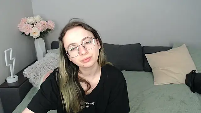 Snapshot of Mini_Diva chatting on 23, 9, 2025 Mini Diva online show from 23, 9, 2025