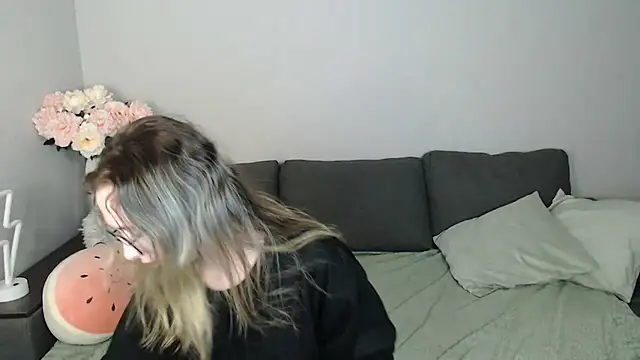 Snapshot of Mini_Diva chatting on 11, 10, 2025 Mini Diva online show from 11, 10, 2025