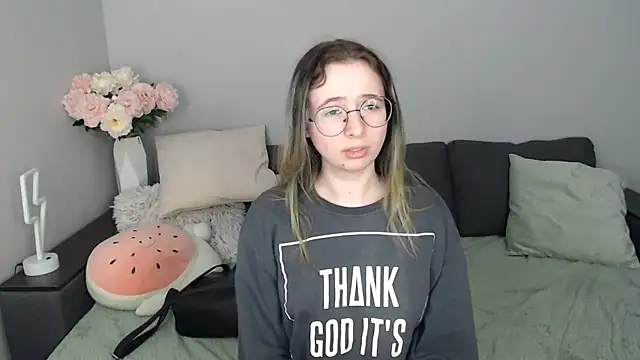 Snapshot of Mini_Diva chatting on 15, 10, 2025 Mini Diva online show from 15, 10, 2025