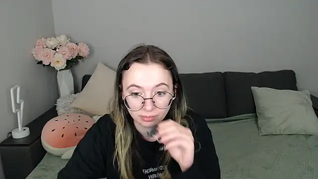 Snapshot of Mini_Diva chatting on 17, 10, 2025 Mini Diva online show from 17, 10, 2025