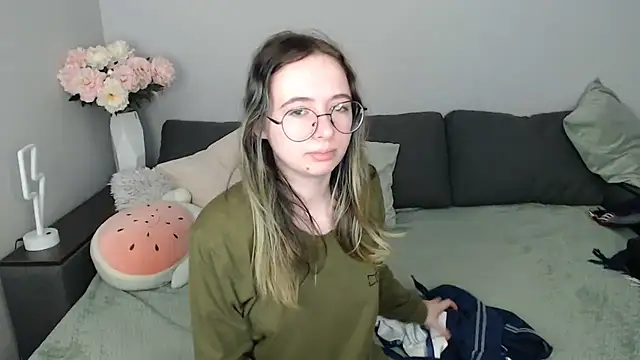 Snapshot of Mini_Diva chatting on 21, 10, 2025 Mini Diva online show from 21, 10, 2025