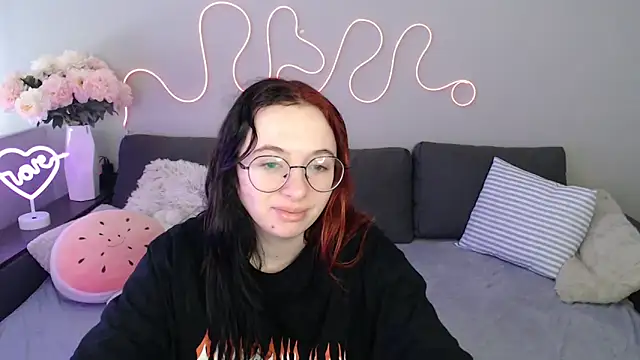 Snapshot of Mini_Diva chatting on 12, 11, 2025 Mini Diva online show from 12, 11, 2025