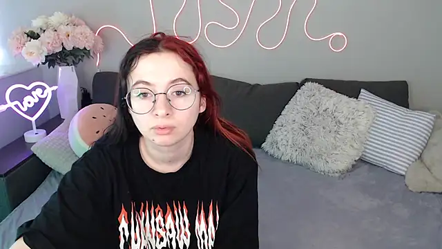 Snapshot of Mini_Diva chatting on 15, 11, 2025 Mini Diva online show from 15, 11, 2025