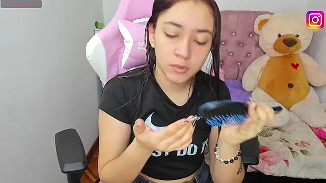 Snapshot of karla_cute01 chatting on 4, 3, 2025 karla cute01 online show from 4, 3, 2025