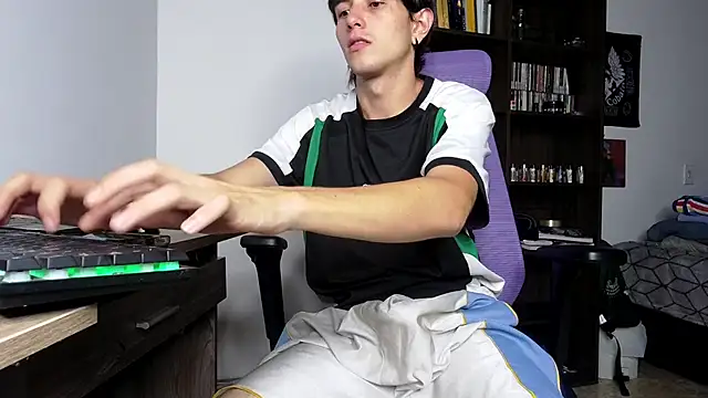 Snapshot of alex_connorr chatting on 8, 11, 2025 alex connorr online show from 8, 11, 2025