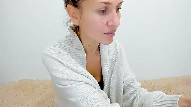 Mona Cruz online show from 12, 10, 2025