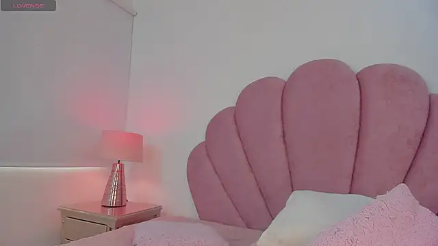 Nicole Paradise online show from 20, 1, 2025