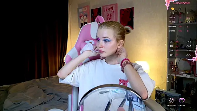 Snapshot of LexieLoree chatting on 11, 12, 2024 LexieLoree online show from 11, 12, 2024