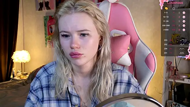 Snapshot of LexieLoree chatting on 13, 12, 2024 LexieLoree online show from 13, 12, 2024