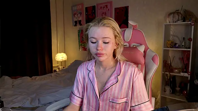 Snapshot of LexieLoree chatting on 4, 1, 2025 LexieLoree online show from 4, 1, 2025