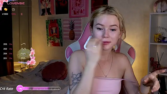 Snapshot of LexieLoree chatting on 8, 1, 2025 LexieLoree online show from 8, 1, 2025