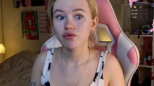 Snapshot of LexieLoree chatting on 5, 2, 2025 LexieLoree online show from 5, 2, 2025