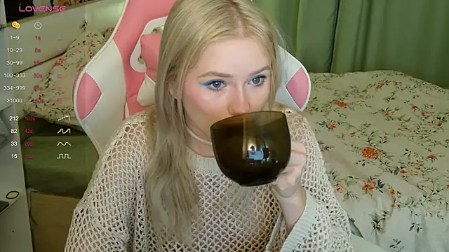 Snapshot of LexieLoree chatting on 6, 10, 2025 LexieLoree online show from 6, 10, 2025