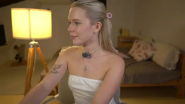 Snapshot of LexieLoree chatting on 13, 11, 2025 LexieLoree online show from 13, 11, 2025