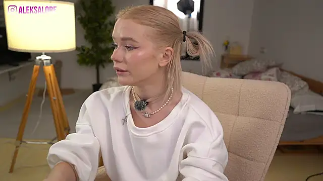 Snapshot of LexieLoree chatting on 5, 12, 2025 LexieLoree online show from 5, 12, 2025