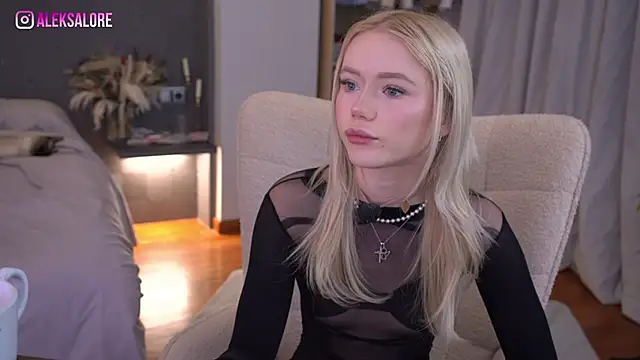 LexieLoree online show from 13, 4, 2026