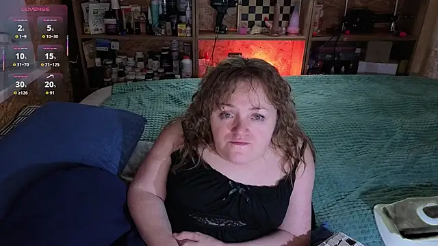 Snapshot of MiniNatalie chatting on 8, 11, 2025 MiniNatalie online show from 8, 11, 2025