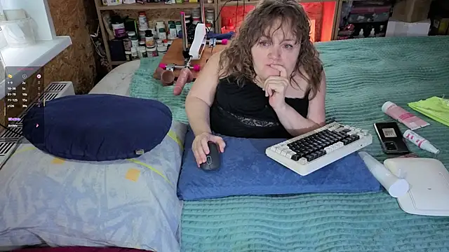 Snapshot of MiniNatalie chatting on 12, 11, 2025 MiniNatalie online show from 12, 11, 2025