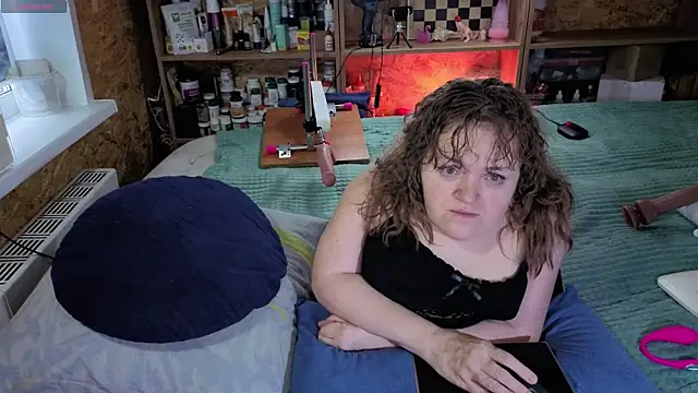 Snapshot of MiniNatalie chatting on 13, 11, 2025 MiniNatalie online show from 13, 11, 2025