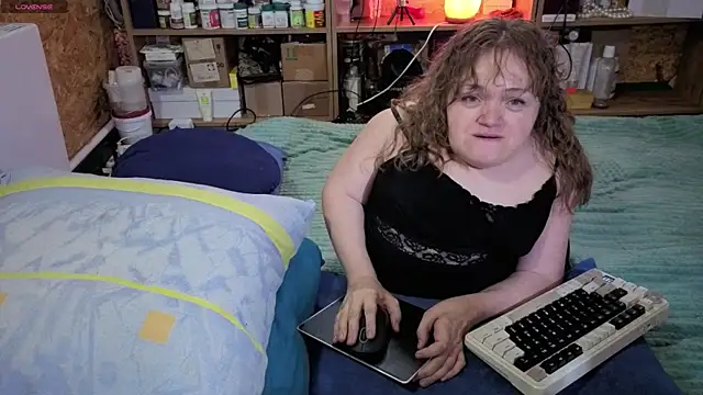 Snapshot of MiniNatalie chatting on 22, 11, 2025 MiniNatalie online show from 22, 11, 2025