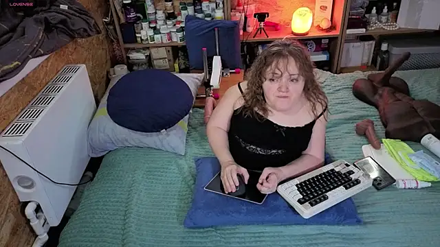 Snapshot of MiniNatalie chatting on 25, 11, 2025 MiniNatalie online show from 25, 11, 2025