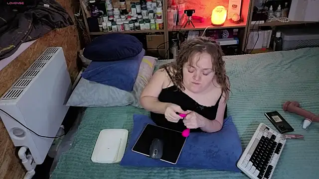 Snapshot of MiniNatalie chatting on 26, 11, 2025 MiniNatalie online show from 26, 11, 2025