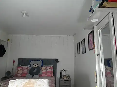 Corina hot online show from 9, 10, 2025