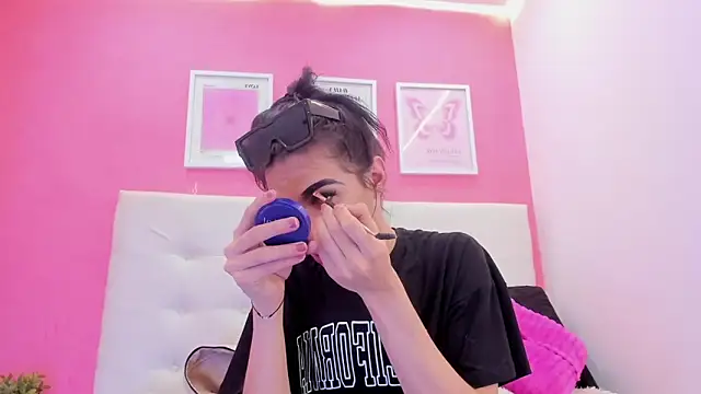 Mia thompson 19 online show from 25, 11, 2025