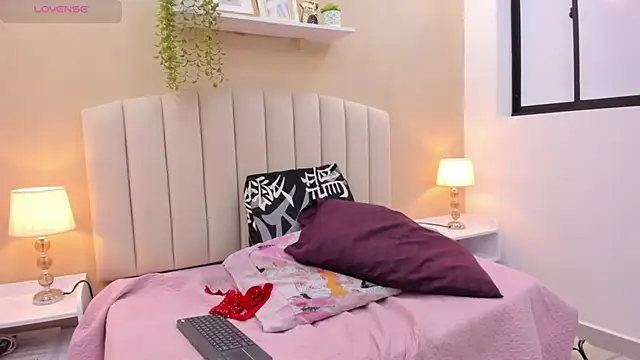 Mia thompson 19 online show from 15, 12, 2025